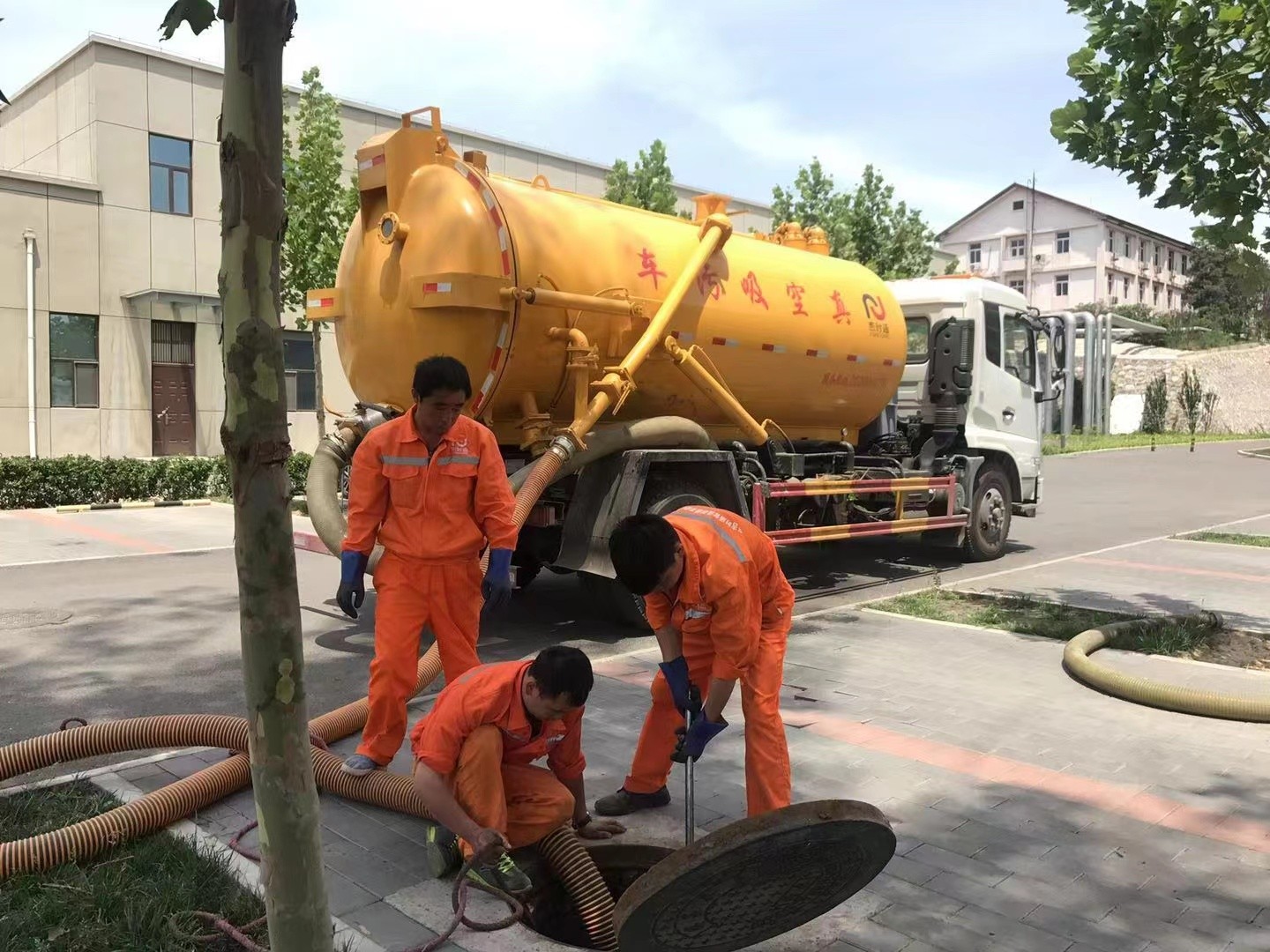 苏尼特右管道疏通车停在窨井附近