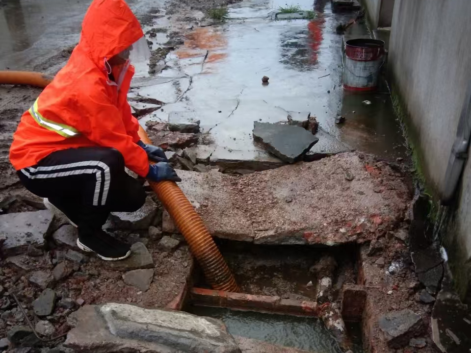 苏尼特右专业清理污水池 炜誉市政以规范流程守护城市 “肠道”